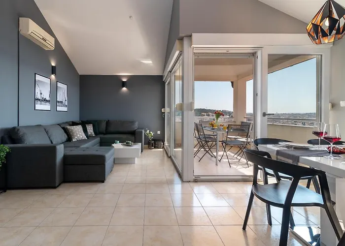 No. 8 * Τρογκίρ