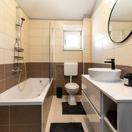 No. 8 * Τρογκίρ